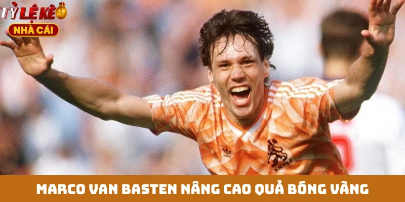 Marco Van Basten nâng cao Quả Bóng Vàng