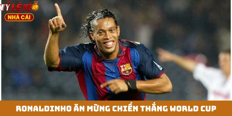 Ronaldinho ăn mừng chiến thắng World Cup
